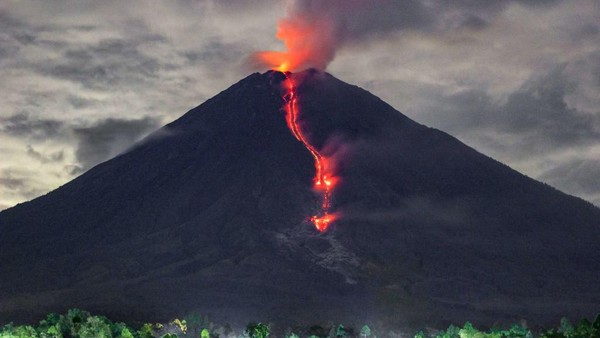 Gunung Semeru Erupsi 115 Kali dalam 24 Jam, Warga Diimbau Tetap Waspada